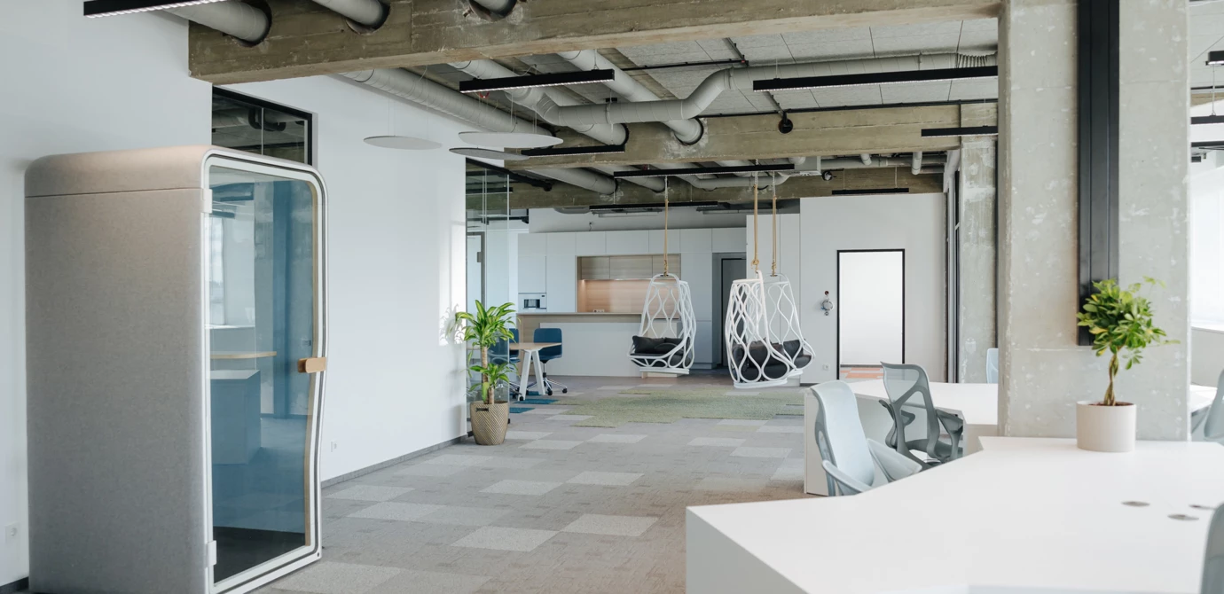 Dank der Unterstützung von Rhomberg Bau Wien können die Parrner und Unternehmen des Climate Lab in ihren Räumlichkeiten nachhaltige Büromöbel von Nornorm nutzen.